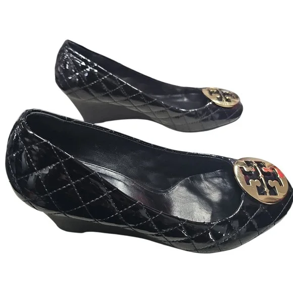 Tory Burch "Quinn" quilted patent leather wedge pump‎ - Picture 5 of 8